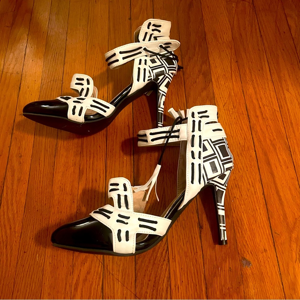 Like New Black and White High Heel Pointed Toe Shoes